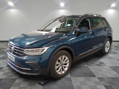 La Volkswagen Tiguan est garée dans le garage, sur un sol à damier.