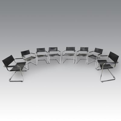 une image représentant un groupe de chaises noires empilées les unes sur les autres