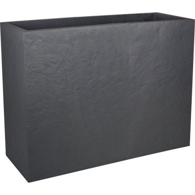 une jardinière rectangulaire noire sans poignées sur fond blanc