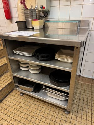 de nombreuses assiettes et casseroles sur l'étagère de la cuisine