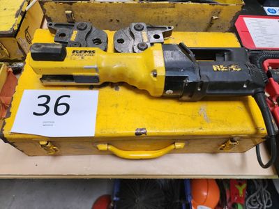 une boîte à outils jaune sur laquelle sont représentés des outils et une pancarte indiquant « 365 »