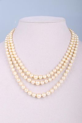 un collier de perles à trois rangs sur un mannequin, un mannequin, un mannequin, un mannequin, un mannequin, un mannequin, un mannequin, un mannequin, un mannequin, un mannequin, un mannequin, un mannequin, un mannequin, un mannequin, un mannequin, un mannequin, un mannequin, un mannequin, un mannequin, un mannequin, un mannequin, un mannequin, un mannequin, un mannequin, un mannequin, un mannequin, un mannequin, un mannequin, un mannequin, un mannequin, un mannequin, un mannequin, un