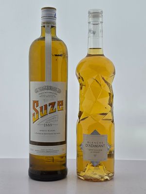 deux bouteilles de vin posées l'une à côté de l'autre sur une table