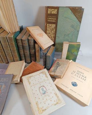 un grand nombre de livres posés sur une table
