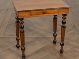 une petite table en bois surmontée d'un tiroir