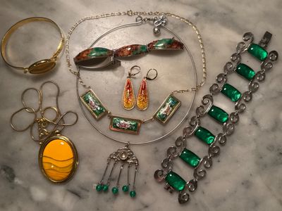 Lot bijoux fantaisie dont émaux