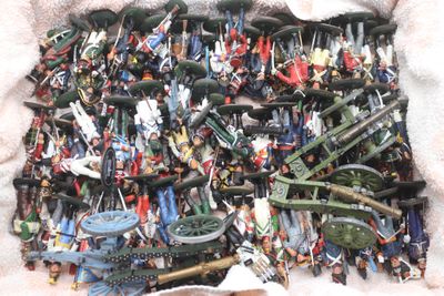 un tas de petits soldats sur une couverture blanche