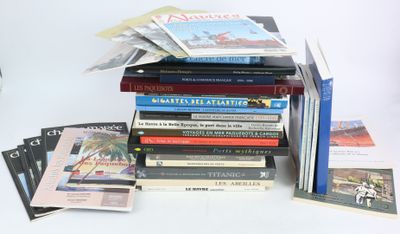 plusieurs livres empilés sur une table