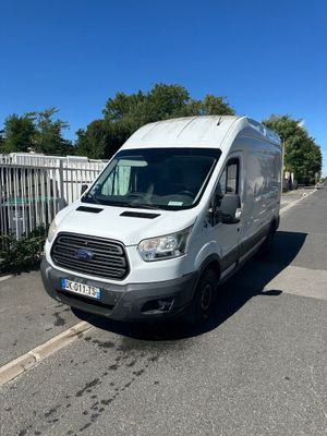 la camionnette blanche est garée sur le côté de la route