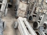 beaucoup de chaises et de chariots dans un entrepôt
