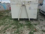 deux poubelles posées par terre