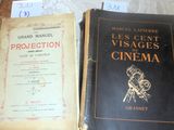 deux livres posés l'un à côté de l'autre sur une table