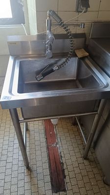 un évier de cuisine avec un robinet posé sur le plan de travail