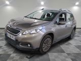 la voiture argentée est garée sur un sol en damier dans le garage