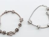 deux bracelets en argent et un bracelet orné de breloques