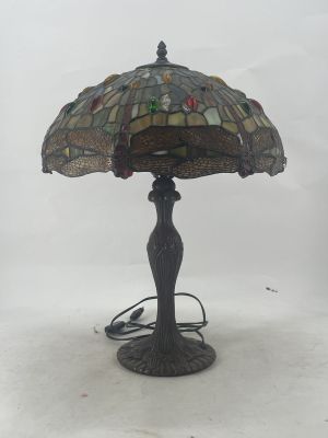 an image of a table lamp with a stained glass shade on it