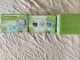 deux manettes Nintendo Wii posées sur un lit recouvert d'un drap blanc