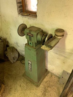 une machine qui se trouve dans le coin d'une pièce
