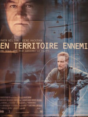 une vieille affiche de cinéma représentant un homme tenant un pistolet à la main