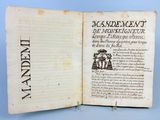 un livre ouvert sur lequel figure l'image d'un homme et d'une femme