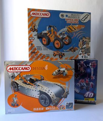 trois legos en boîte sur une table avec une boîte