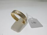 Gros plan sur une bague avec une étiquette de prix.