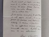 un gros plan d'un morceau de papier sur lequel on a écrit