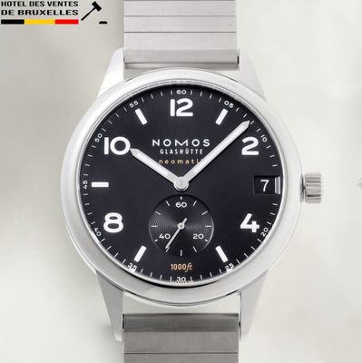 un gros plan d'une montre en acier inoxydable avec un cadran noir