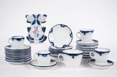 un grand nombre de tasses et de soucoupes sur une table