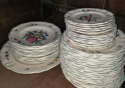 une pile d'assiettes avec des fleurs sur une table