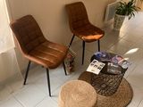 deux chaises et une table basse dans un salon