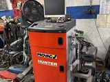 une machine qui est rangée dans un garage avec plein d'autres objets