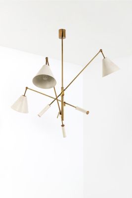 une image représentant un lustre à cinq lampes suspendu au plafond