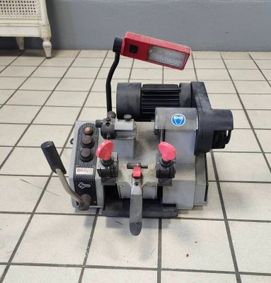une machine posée sur un sol carrelé