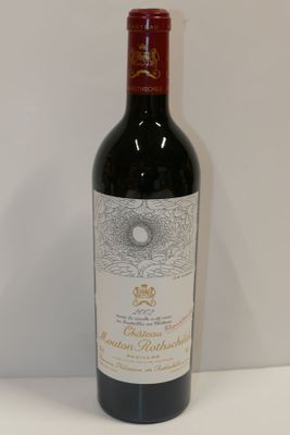 une bouteille de vin posée sur une table