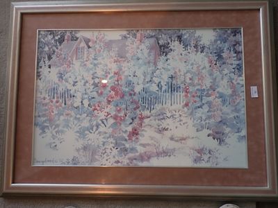 tableau encadré représentant une scène de jardin avec une clôture et des fleurs