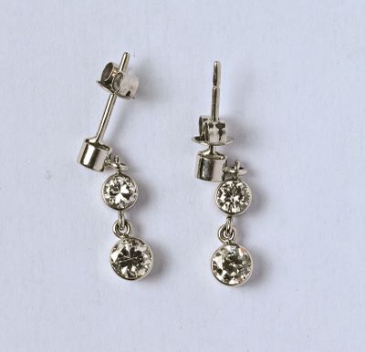 Paire de pendants d'oreilles articulés en or gris 18K (750/o…