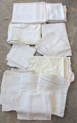 beaucoup de serviettes blanches par terre