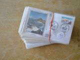 une pile de cartes postales posée sur une table