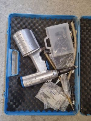 une boîte contenant des outils posée sur le sol