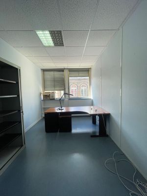 une pièce avec un bureau et une bibliothèque