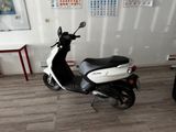 un scooter garé dans une pièce