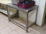 une machine posée sur une table