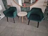 deux chaises et une table dans une pièce où se trouve un miroir