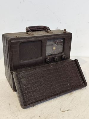 une radio à l'ancienne posée sur une valise