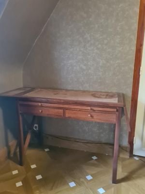 un petit bureau dans un coin de la pièce