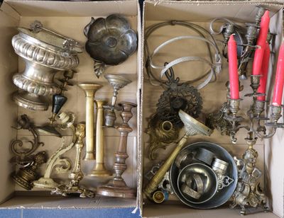 une boîte remplie de bougies argentées et rouges et d'autres objets