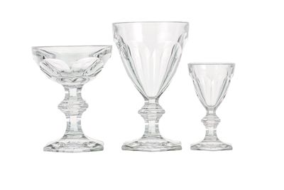 trois verres à pied en verre transparent posés les uns à côté des autres sur une surface blanche