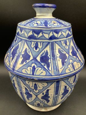 une image représentant un vase bleu et blanc muni d'un couvercle