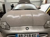 l'avant d'une voiture de sport argentée garée dans un garage